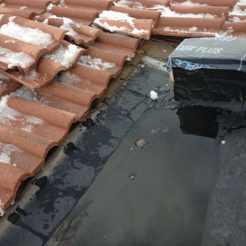 Small hole in EPDM roof leak show at windows