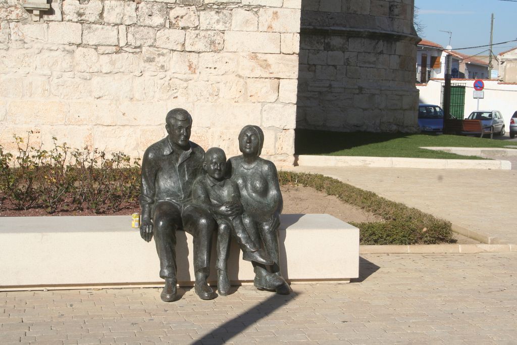 Una familia sentada en Torres de Alameda, Spain.