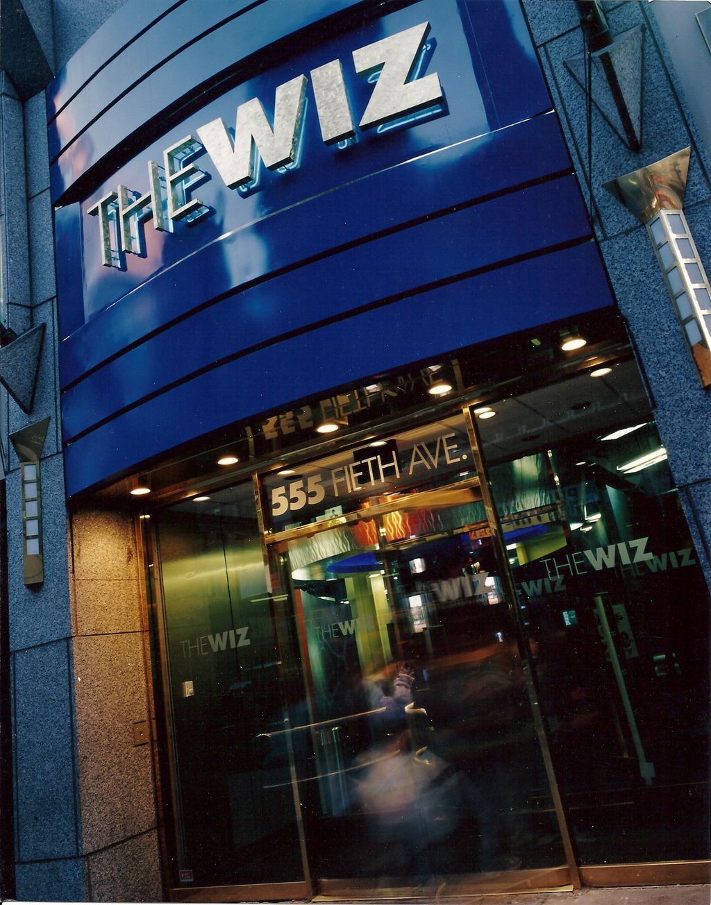 Flagship consumer electronics store for Cablevisio