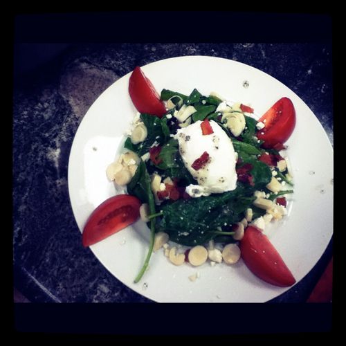Hearts of palm and spinach salad with bacon, poach
