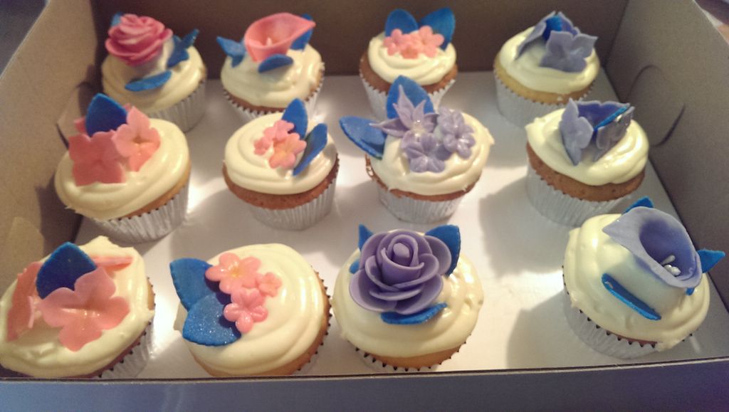 Flower design cupcakes