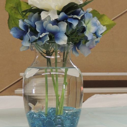 Centerpiece for the wedding party with fish in the