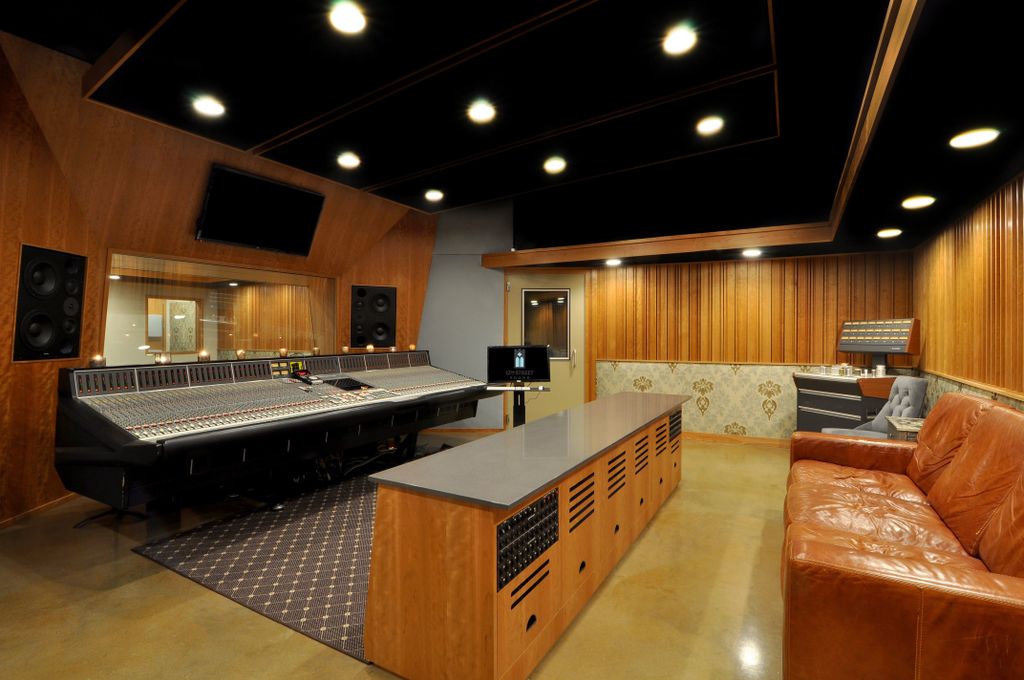 Well-"tuned" control room with highly accurate mon