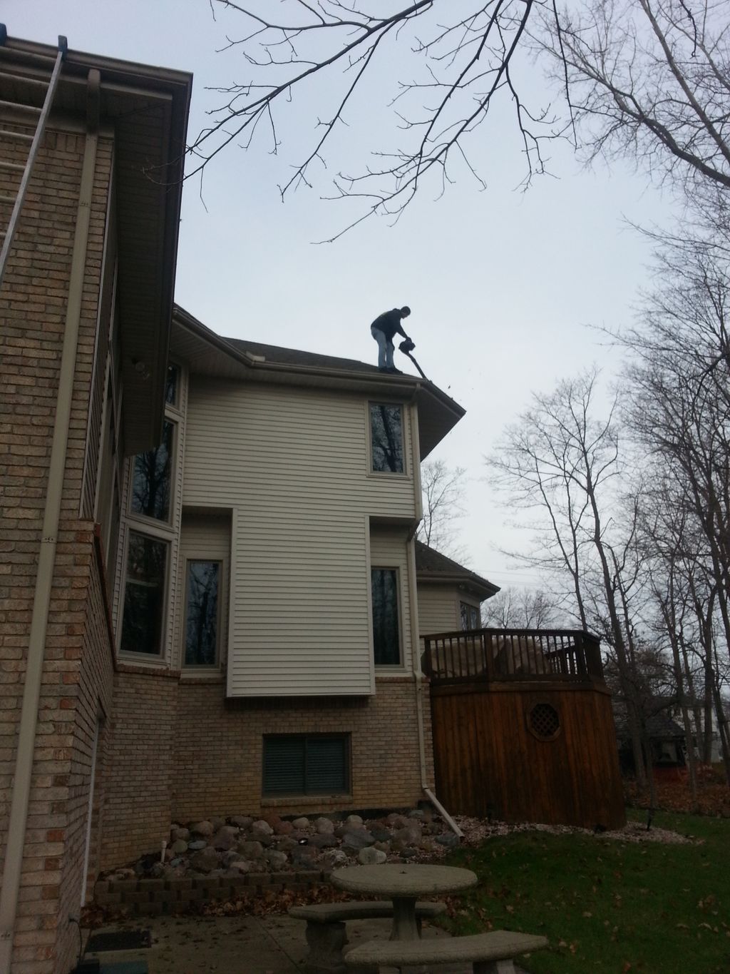 We clean gutters.