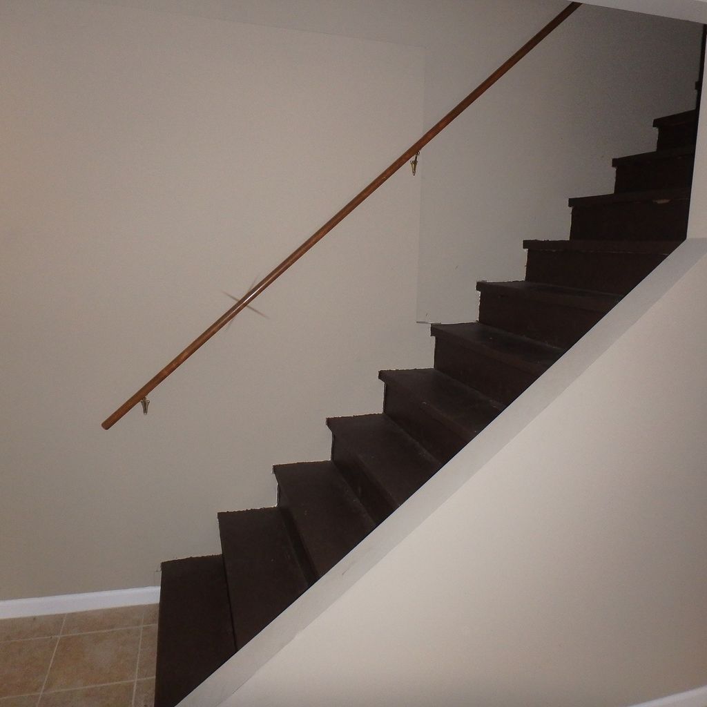 No railing at right side of stairs