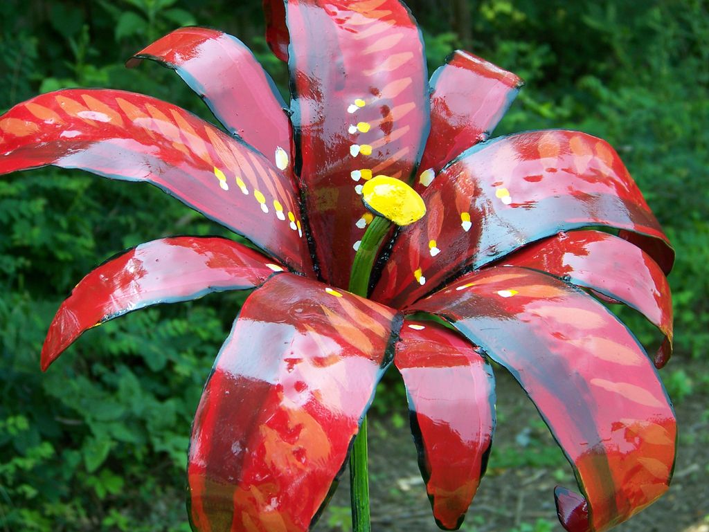 Painted steel yard flowers