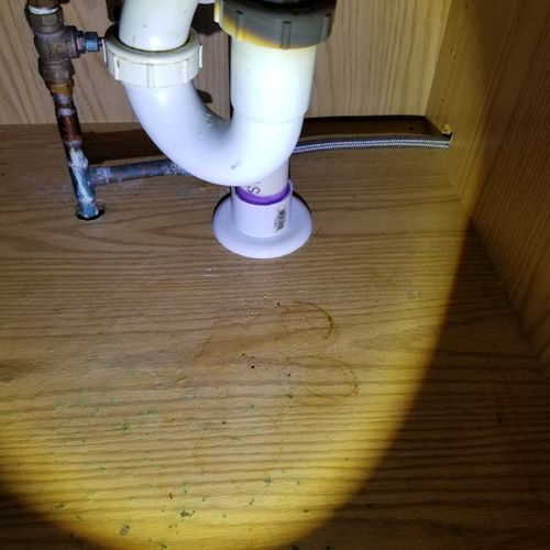 Drain pipe under kitchen sink leaks when large qua