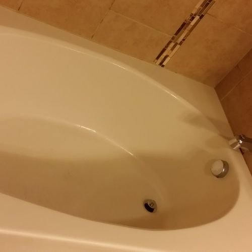 nice clean bath tub that i scrubbed 