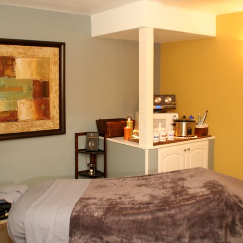 One of our 4 single massage rooms
