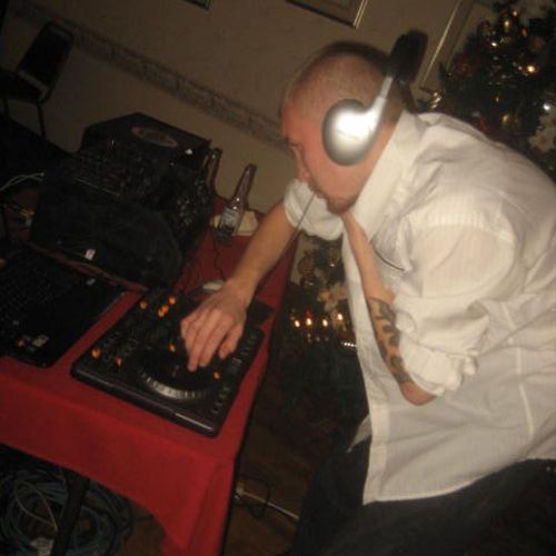 DJ GAMBLER ON THE TURNTABLES