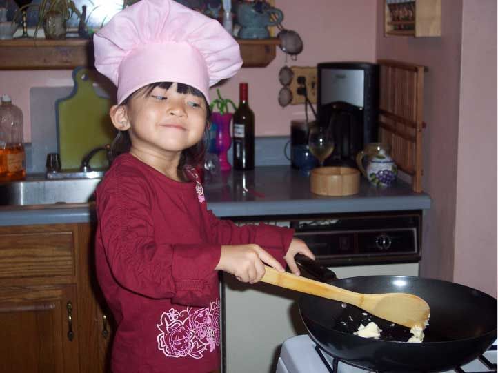 Keep your eye on the pan, Mimi!