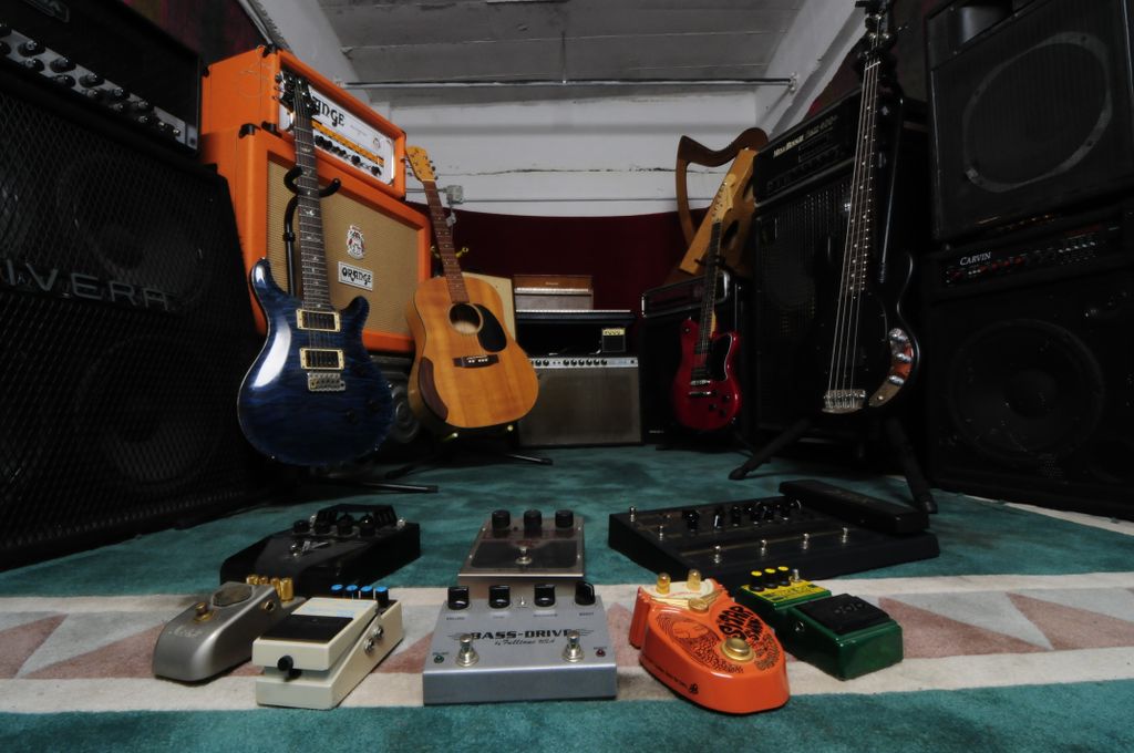 Iso room, amps and guitars oh my!