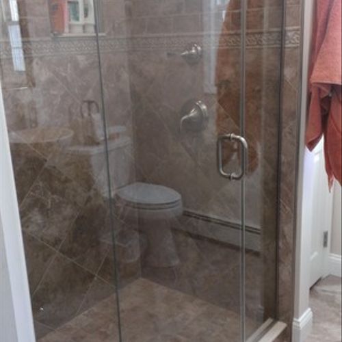 Just LOOK at that spotless glass shower door!