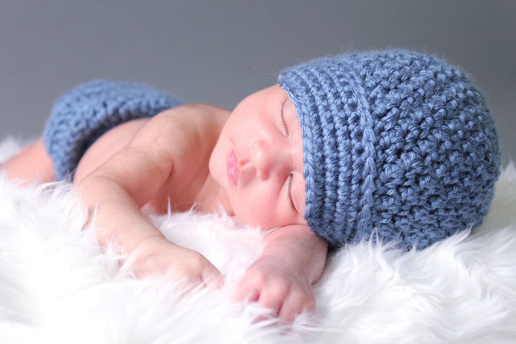 8 week old session featuring newspaper boy hat

Co