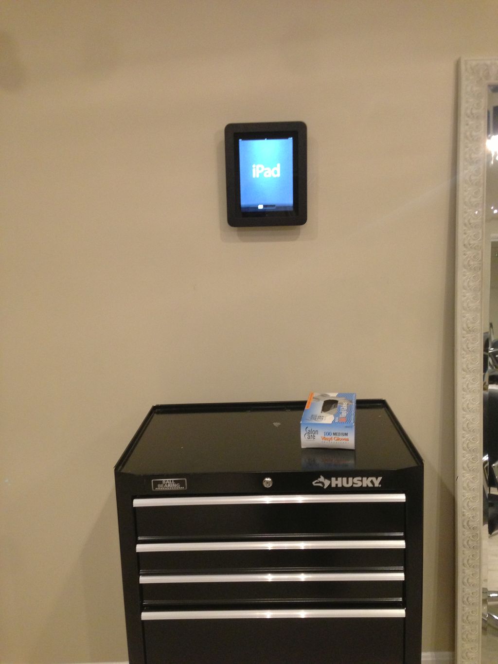 iPad2 mounted on wall also can be removed to use o