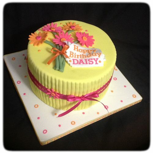 This pretty Daisy cake is available in many sizes 