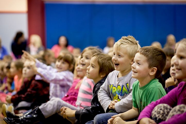 Lots of smiles and laughter at a Xakary magic show