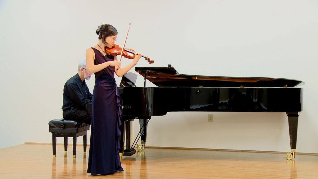 Julia Gao violin performance.