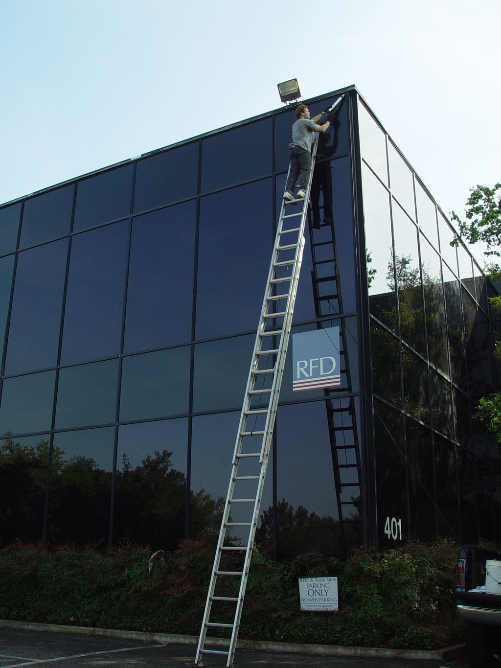 Window Glazing on an all glass office building