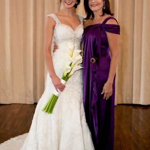 Bride and Mother of the bride
Mike Tseng Photograp