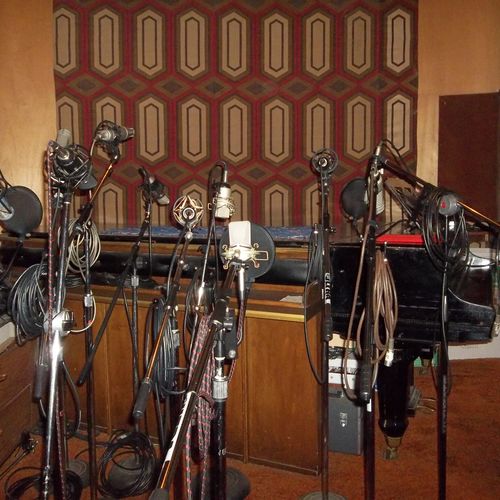 Large selection of microphones