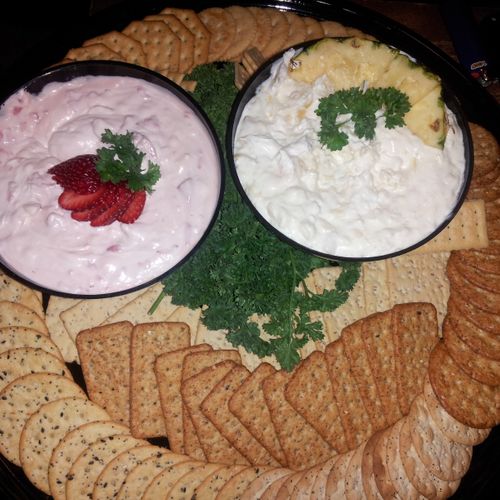 Crackers and cream cheese dipps