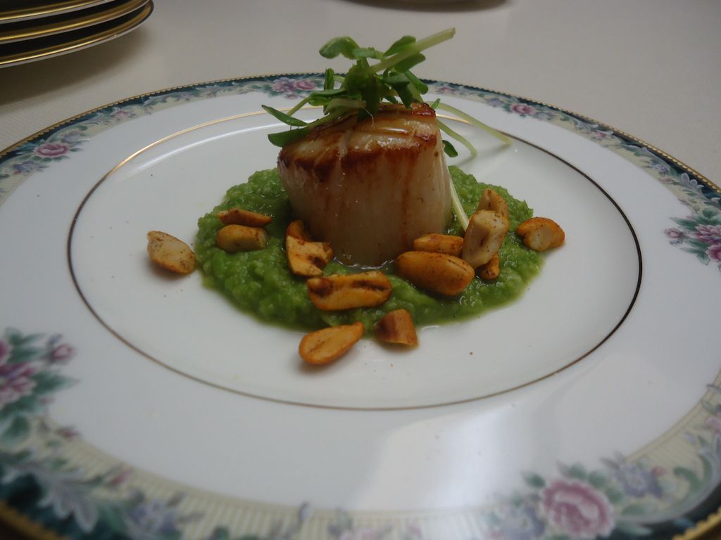 Seared scallop/green pea puree/toasted spicy peanu