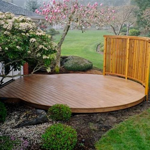 Round key hole with cedar privacy screen deck with