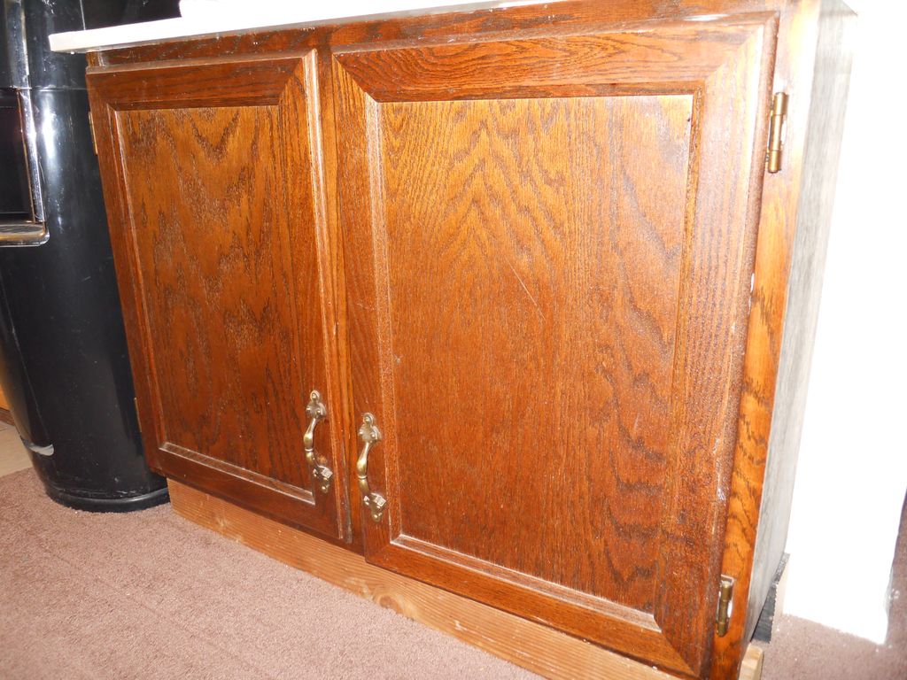 Kitchen cabinet before refinishing