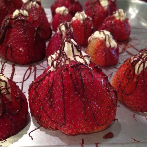 Stuffed strawberries with vanilla whip cream drizz