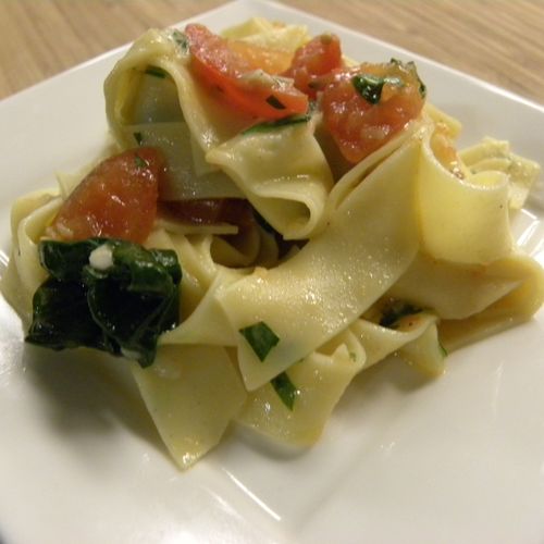 Tagliatelle pasta with tomato & basil