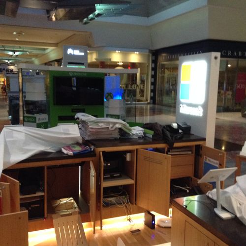 Microsoft Kiosk, Washington Square Mall, Tigard OR