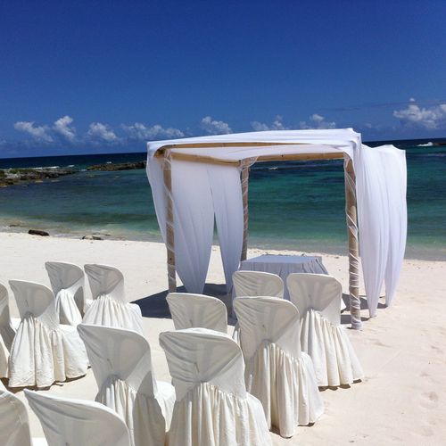 A beautiful destination wedding in Cancun.