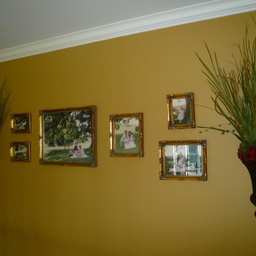Wall pieces to highlight pictures.
