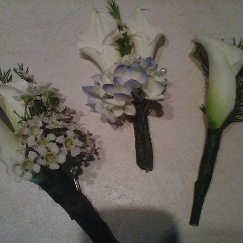 BOUTINNIERS & CORSAGES