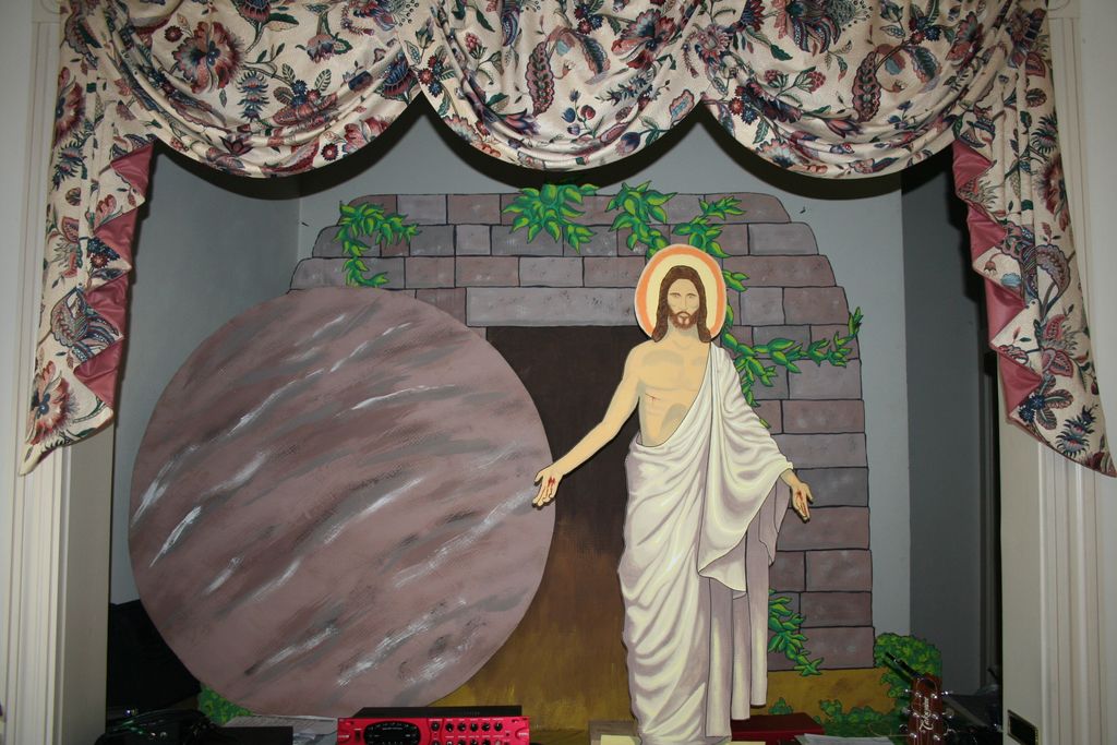 Mural of Jesus risen at the tomb.