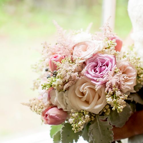 Beautiful bouquet in a simple chapel, perfection!