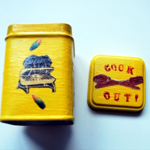 This little tin is also a magnet.  The theme is a 