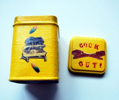 This little tin is also a magnet.  The theme is a 