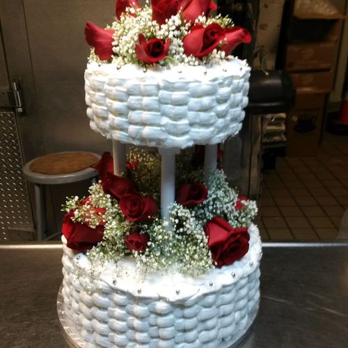 Small Wedding cake with fresh flowers - basket wea