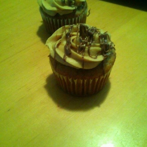Banana cupcakes with peanut butter frosting