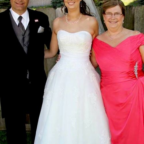 Lovely bride and mother of the bride for wedding d