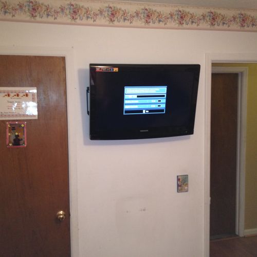 40" LCDTV with wall-mount and cables concealed ins