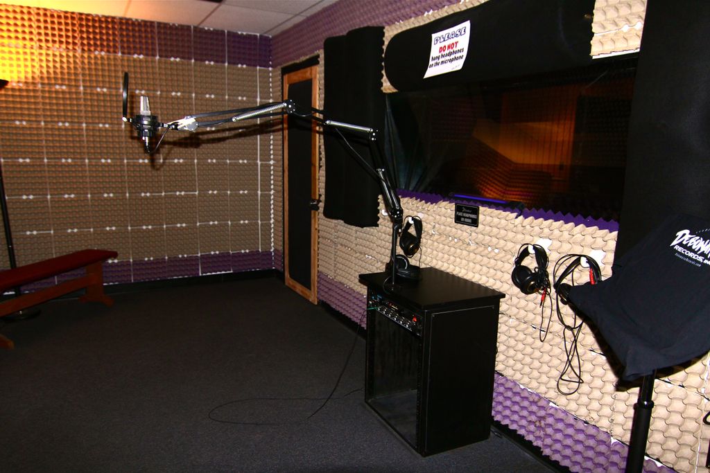 Instagram: DEBONAIRE_STUDIO