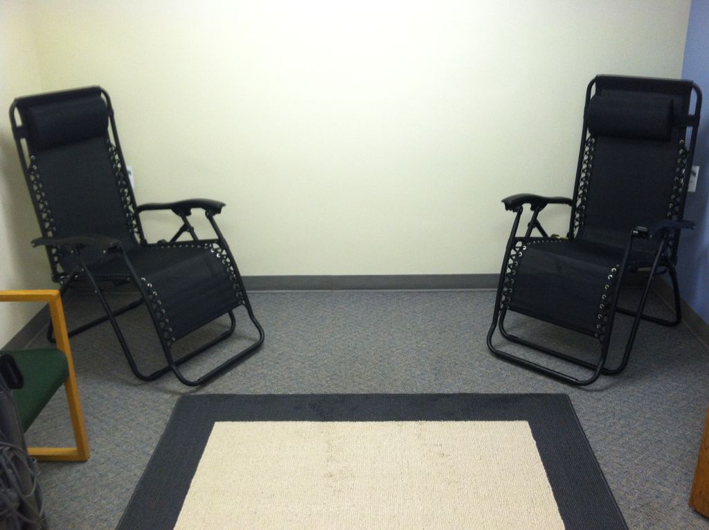Comfortable zero gravity lounge chairs for communi