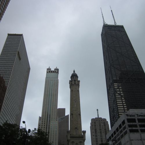 This photography shows the skyline of downtown Chi