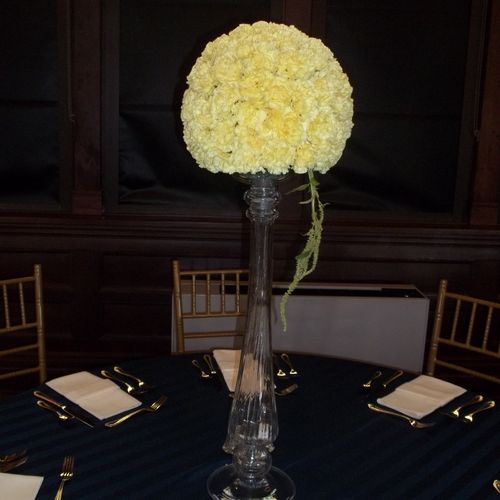 100 yellow carnations was used to make this stunni