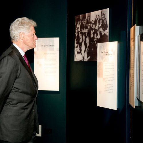 President Clinton at the IL Holocaust Museum openi