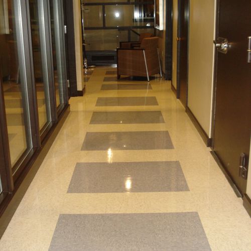 A hallway that Super Shine Cleaning cleans on a re