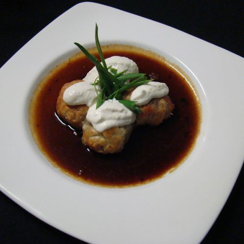 Mini Beef Wellingtons with demi glace and horserad